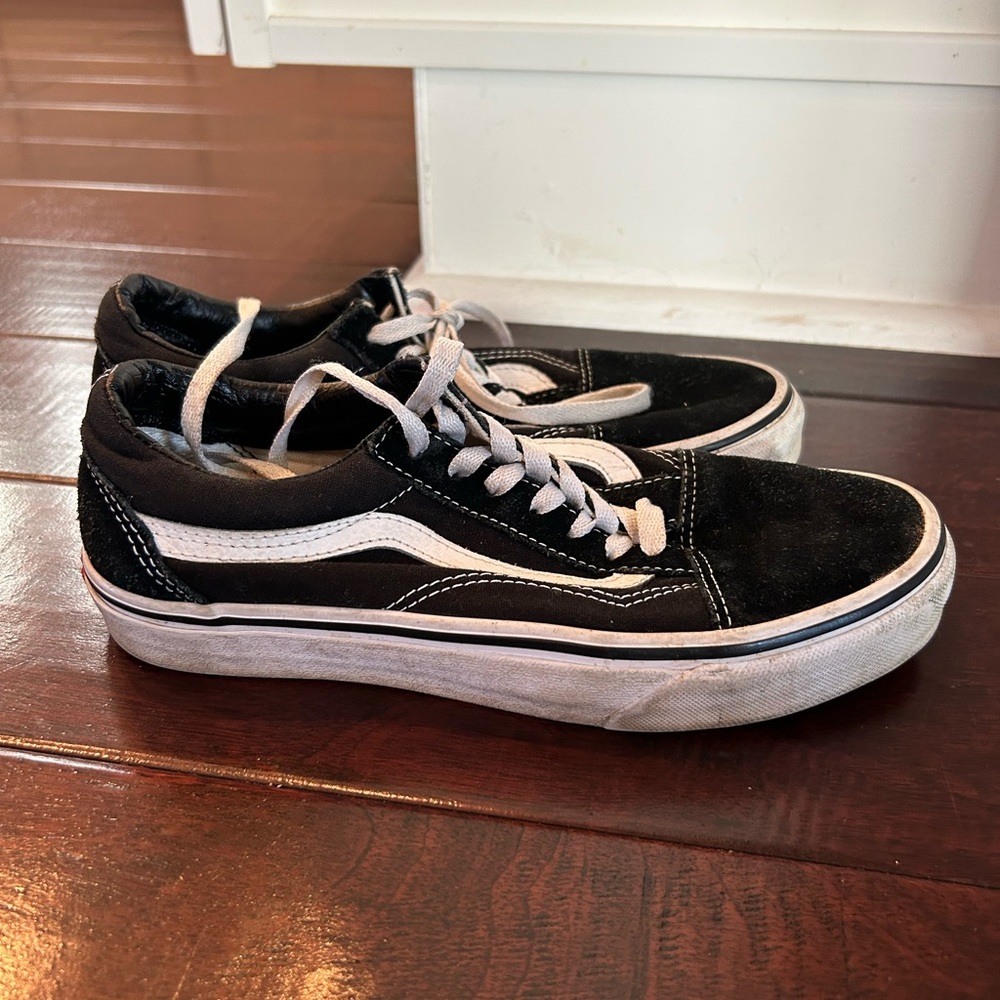 vans shoes. color: white and black. size: 7.5 women. condition: moderately used